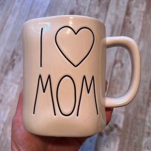 💙Rae Dunn I Love Mom mug
